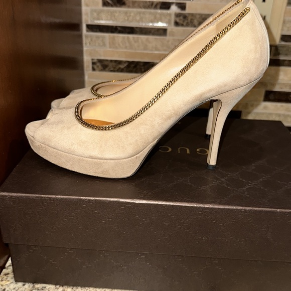 GUCCI NUDE BEIGE SUEDE PUMPS HEELS WITH PLATFORM AND GOLD CHAINS SIZE: 7 IN BOX - Picture 16 of 16